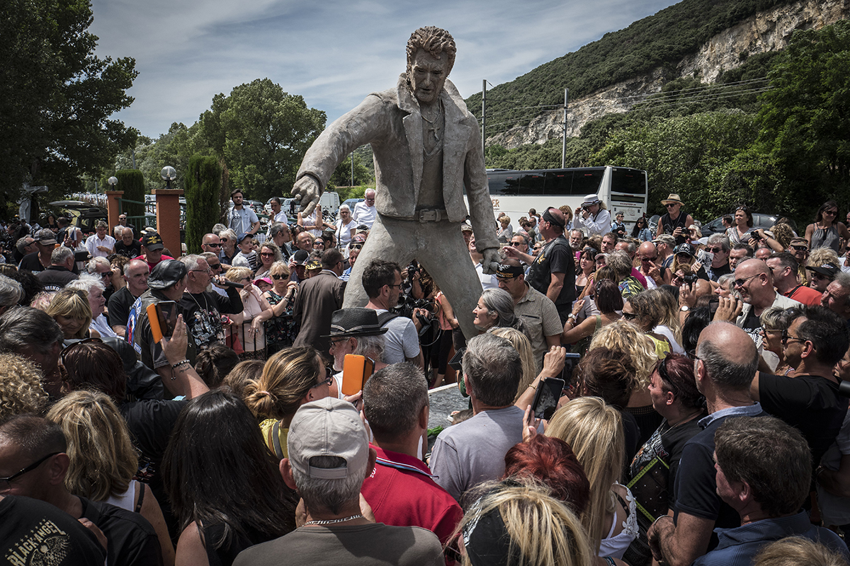 A Viviers, une statue de Johnny érigée "par les fans, pour les fans"
