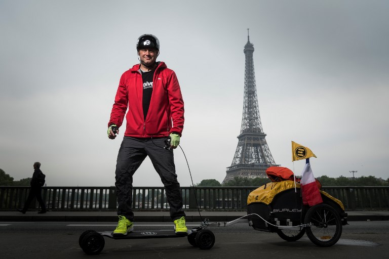 De San Francisco à Pékin en skate électrique "pour voir comment le monde a changé"