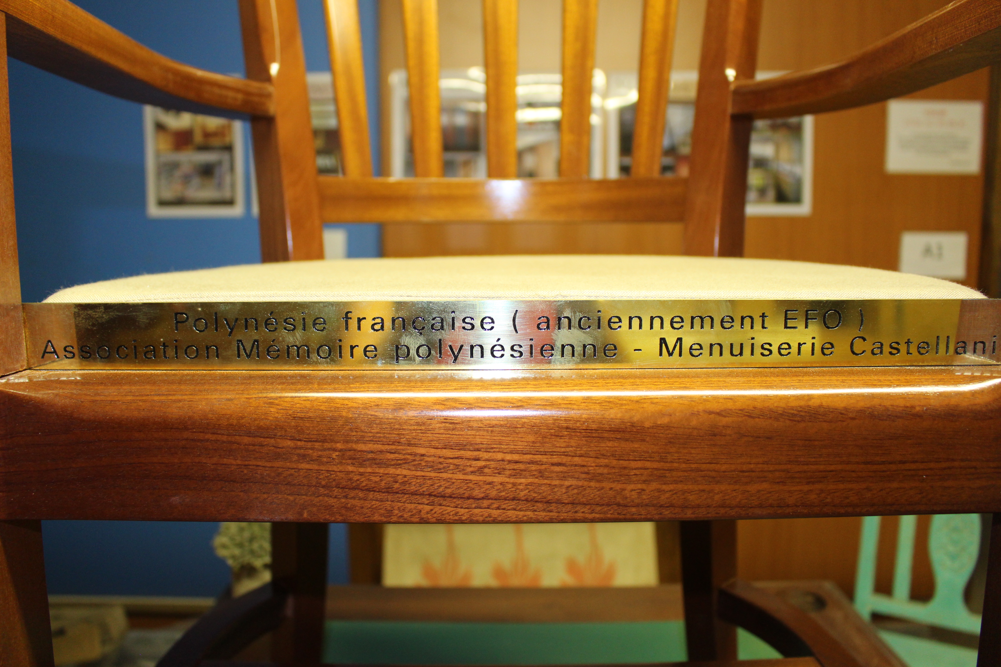 Une chaise vide polynésienne à Ypres, en Belgique