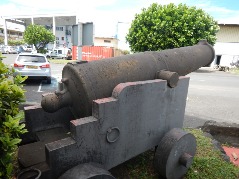Trois canons se trouvent devant les bureaux du Port autonome.