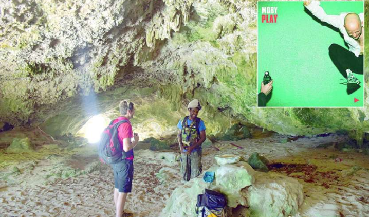 Benjamin, guide de randonnée, en 2015, dans la grotte Malou, à Tiga. « C’est un endroit que les vieux ont fréquenté pour trouver des chants et des danses. Les créations sont ensuite perpétuées auprès des jeunes. » C’est un chant ainsi ramené qu’a utilisé Moby dans l’album Play. Photo Fabien Dubedout (photo NC)