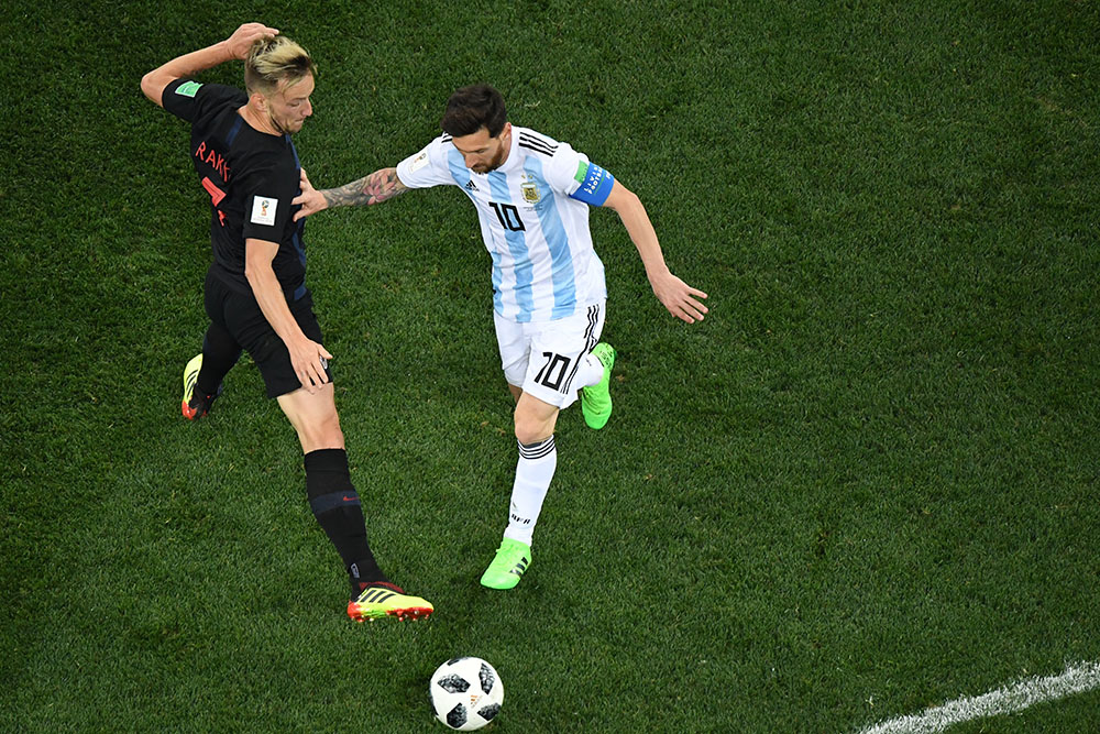 Messi au bord du gouffre, France et Croatie qualifiées
