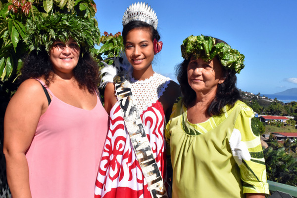 Trois générations réunies. Vaimalama Chaves pose avec sa maman et sa grand-mère