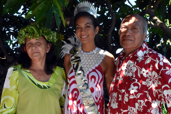 Lanouvelle miss Tahiti pose avec ses grands-parents très fiers d'elle
