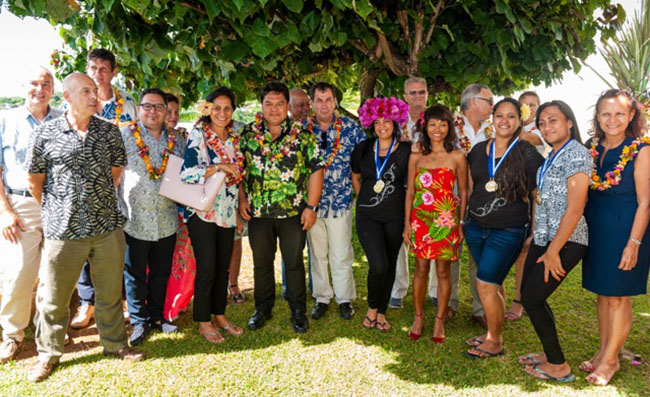 Les jeunes médaillés ont été récompensés par la ministre de l’Education, de la Jeunesse et des Sports, Christelle Lehartel. Crédit Présidence de la Polynésie française.