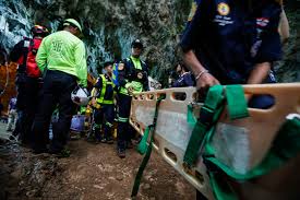 Enfants coincés dans une grotte en Thaïlande: la pluie freine les recherches