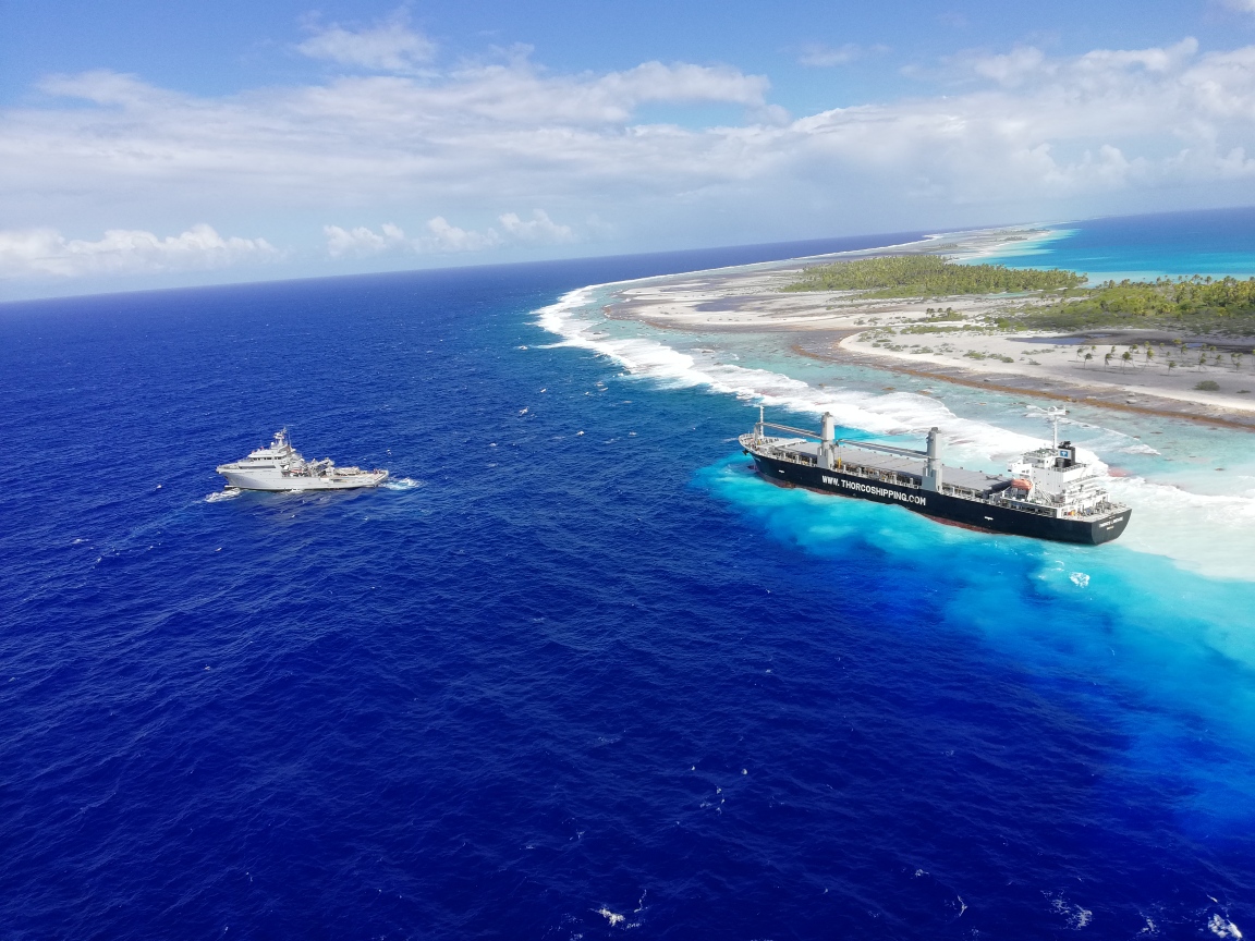 Après avoir été déséchoué, le navire est maintenant à "la dérive en pleine mer tout en restant proche des côtes", assure le haut-commissariat.
