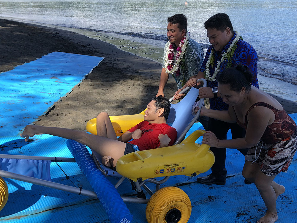 Grâce au tapis, les tiralos peuvent être envoyés plus facilement dans l'eau.