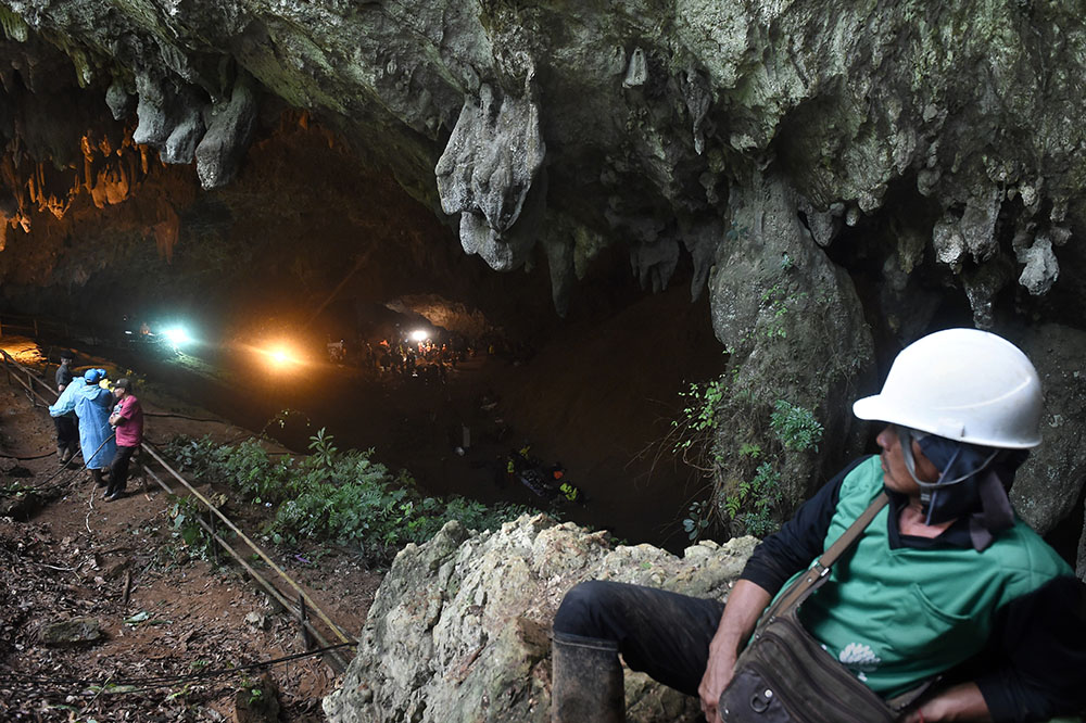 Enfants bloqués dans une grotte en Thaïlande: Américains et Britanniques en renfort