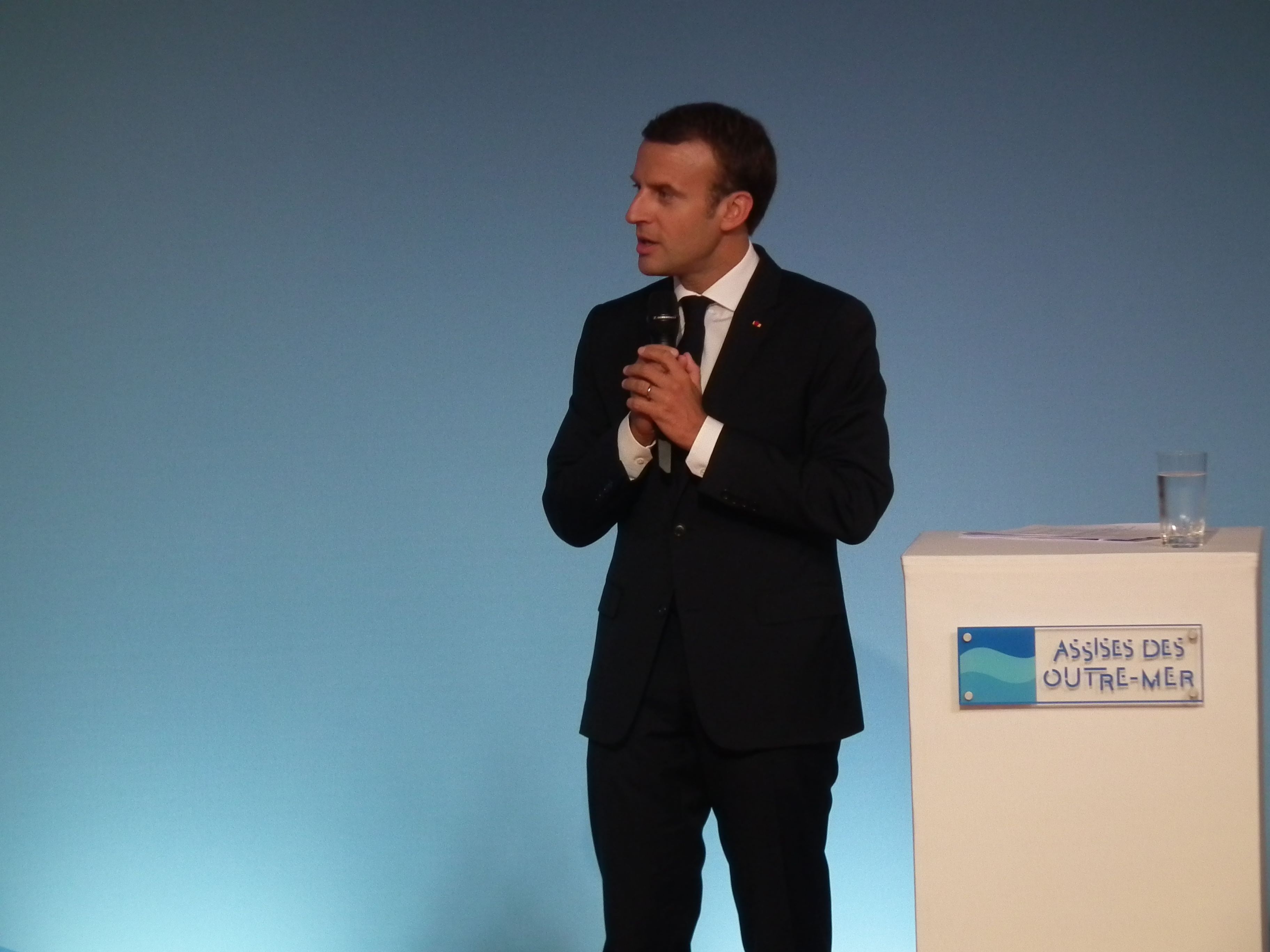 Assises : Macron vante « l’archipel de France »