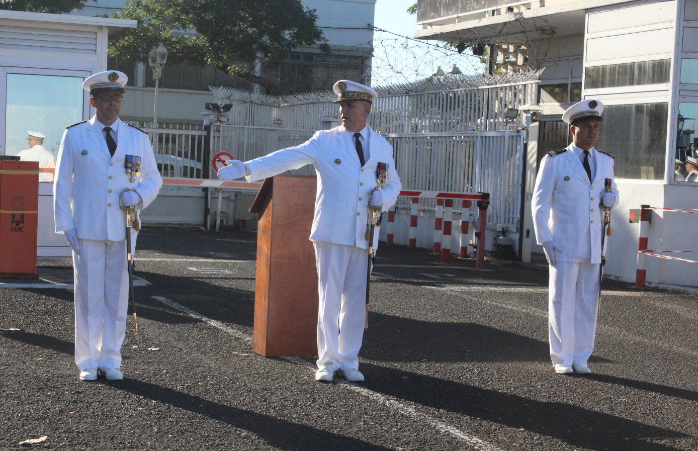 Le contre-amiral Denis Bertrand, commandant supérieur des forces armées en Polynésie française, reconnaît le capitaine de frégate Christophe Robert, comme nouveau commandant de la base navale de Papeete en remplacement du capitaine de frégate Joffrey Guerry.
