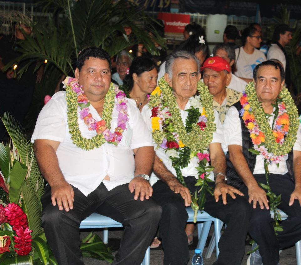 -	Oscar Temaru était entouré de plusieurs fidèles.