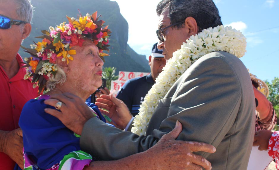 Irma Prince félicitée par le président Edouard Fritch. Crédit Présidence de la Polynésie française