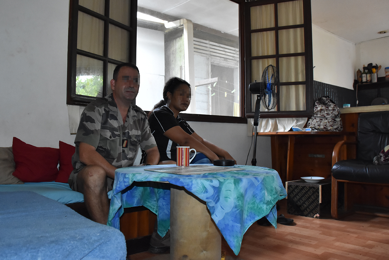 Prudence et Florent étaient assoupis devant leur téléviseur lorsqu'ils ont surpris un individu cagoulé dans leur salon, vendredi soir.