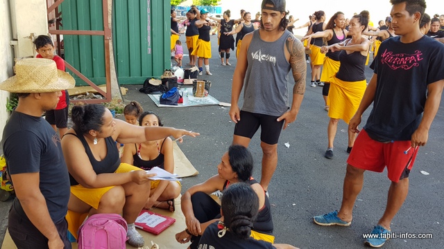 L'équipe des chorégraphes fait un dernier point avant de commencer la répétition.