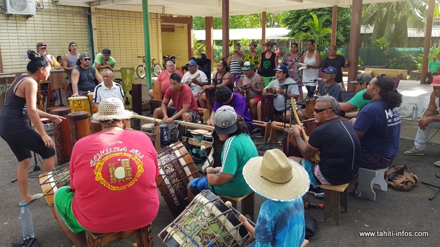 L'orchestre est mené par Chris Tuhiti.