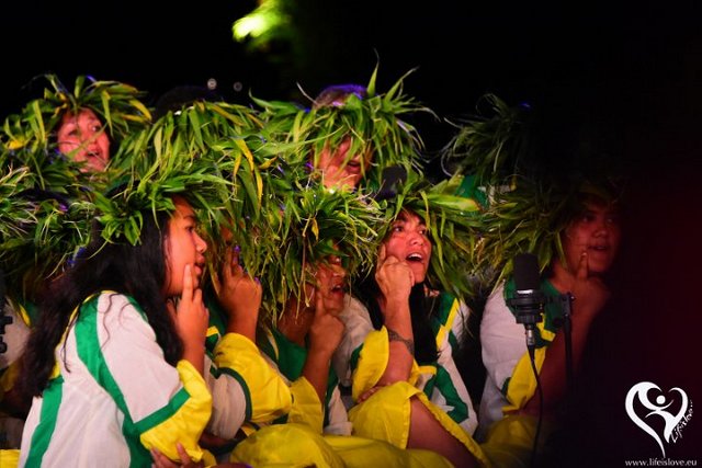 Le groupe de chant est composé de plus de 60 chanteurs.