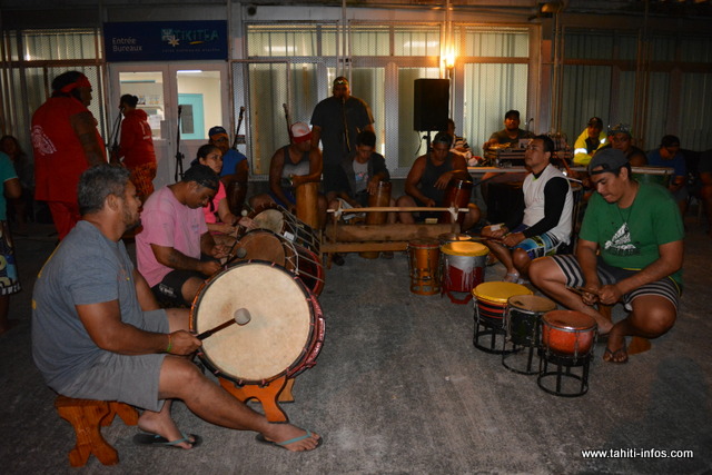 Le chef d'orchestre est Jack Teriinohorai.