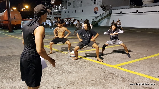 Comme dans la plupart des groupes, trouver des danseurs n'est pas une mince affaire.