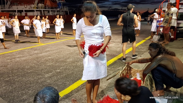 Pour son grand costume, Olivier Lenoir utilisera des plumes rouges, du pandanus tressé, la nacre, la coque de coco… pour symboliser le sacre du héros.