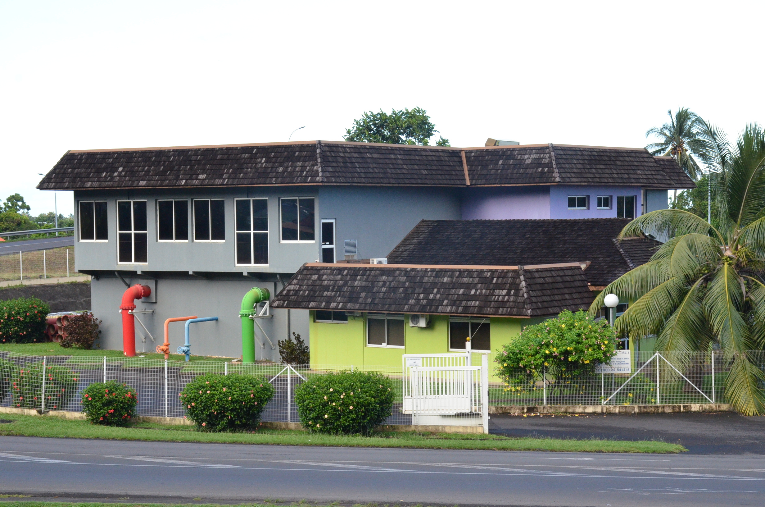 La station d'épuration, implantée dans la plaine de Matatia répond aux besoins d'environ 10 000 habitants. Sa capacité est de 7000m3 d'eau traités par jour.
