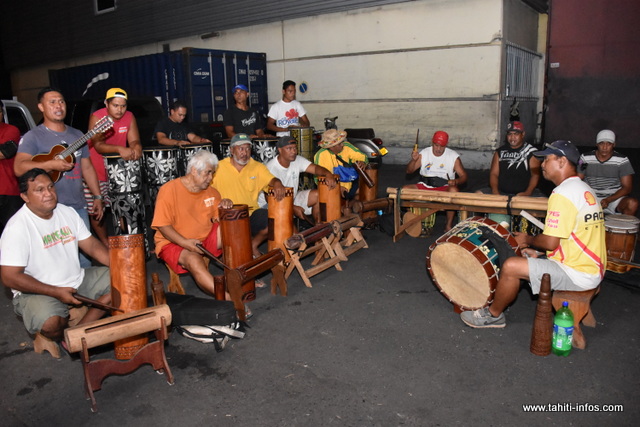 Beaucoup de musiciens de Rurutu sont venus prêter mains fortes à ce groupe de Anaa.