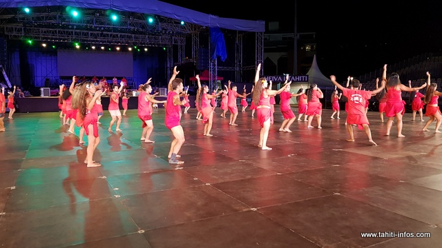 Dans leur spectacle, Heikura Nui a préparé cinq chants qui ont été écrits par Bill, l'époux de Yesta Heuea.