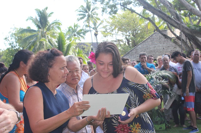 Les bacheliers ont reçu une médaille pour les féliciter de leur travail.