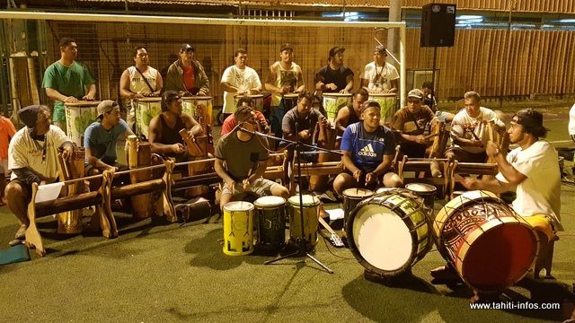L'orchestre est mené par Steve Angia.