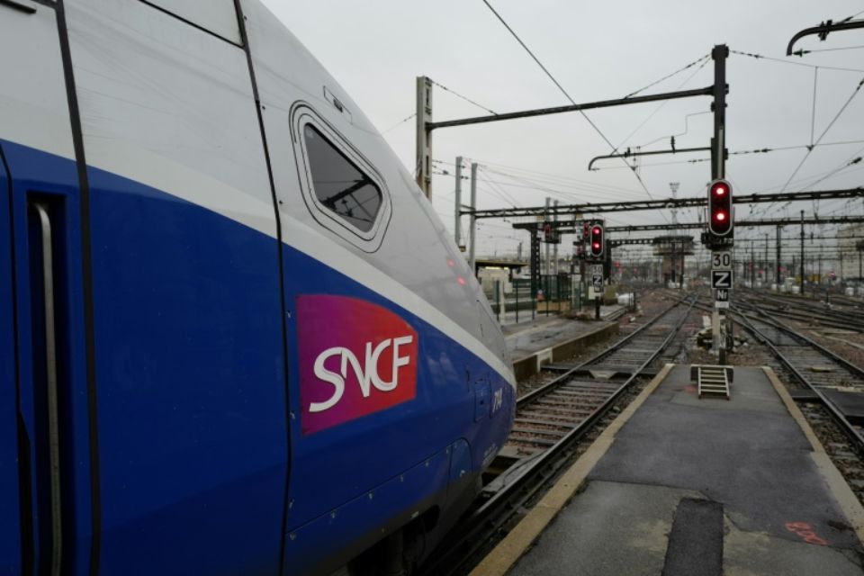 Des dizaines de voyageurs excédés ont bloqué pendant deux heures les voies de la gare de Nice-Riquier Photo Ludovic MARIN. AFP