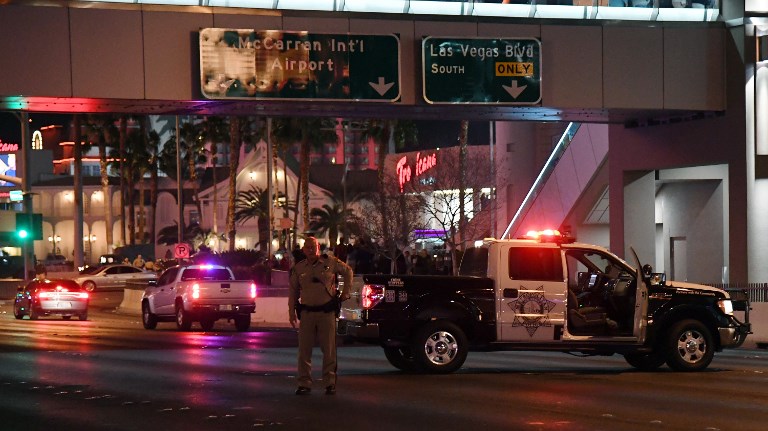 Un policier tire à travers son pare-brise dans une course-poursuite à Las Vegas
