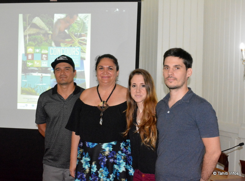 Nicole Bouteau ministre du tourisme, avec à gauche Moeava Meder du projet Tahiti Eco lodge, et à droite le couple Vanessa et Alexandre de Tahiti Wifi.