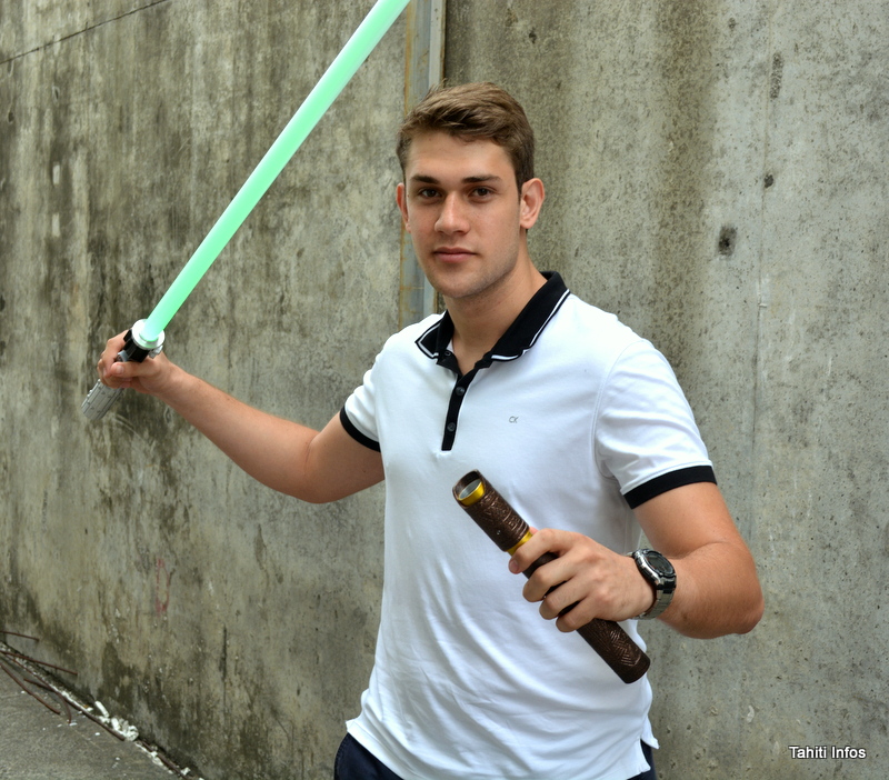 Valérian est désormais un "swordsmith" accompli. Il pose ici avec le premier sabre qu'il ai jamais fabriqué, et la coque de son modèle Maohi (la version complète est restée à Paris).