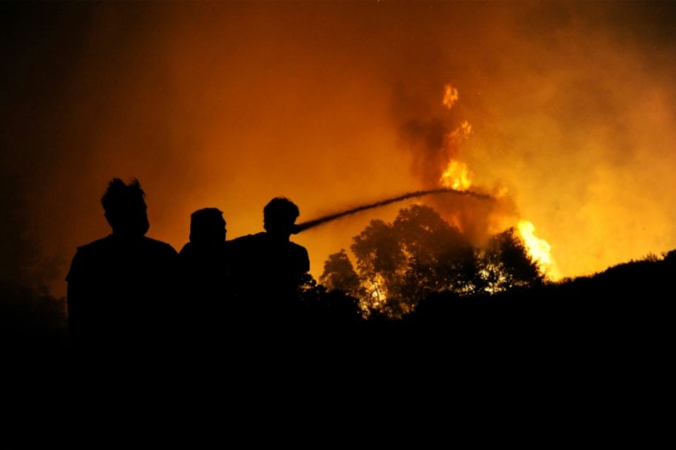 Grèce : incendies dans des zones habitées autour d'Athènes