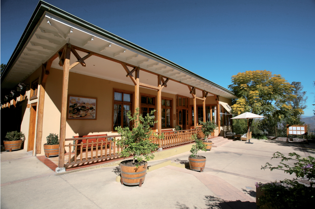 Bienvenue à Termas Jahuel, c’est par ici que l’on arrive. Altitude : 1 180 m, air pur et soleil quasi permanent.