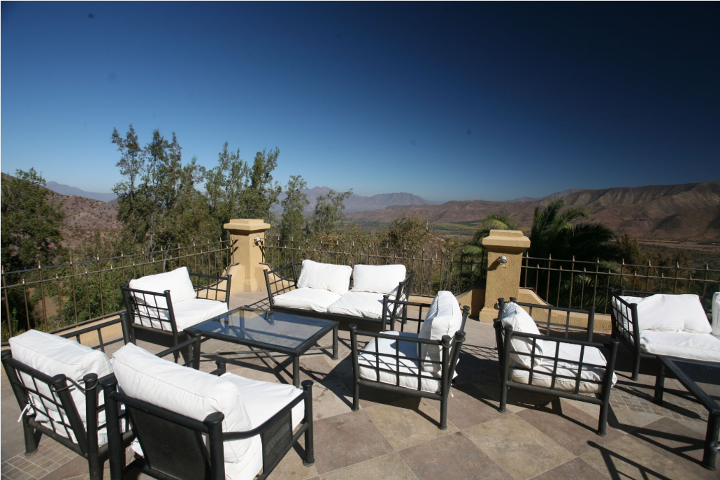Une des terrasses de l’établissement, où il fait bon se reposer, en dominant la vallée de l’Aconcagua. Le premier hôtel bâti ici l’avait été en 1912.