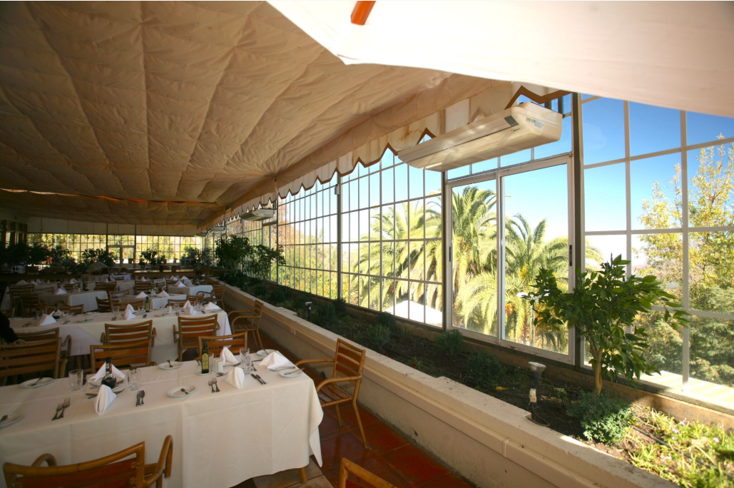 Le grand restaurant, donnant sur les palmiers et les jardins du resort. Au-delà de cette oasis, il n’y a que cactus et épineux. De nombreuses excursions et balades sont organisées pour les résidents dans cet univers très dépaysant.