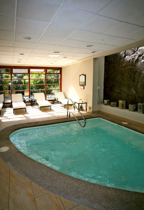 Un jacuzzi intérieur, avec son eau à 37°C. Depuis des siècles, les bienfaits des eaux de Jahuel sont reconnus par les populations locales.