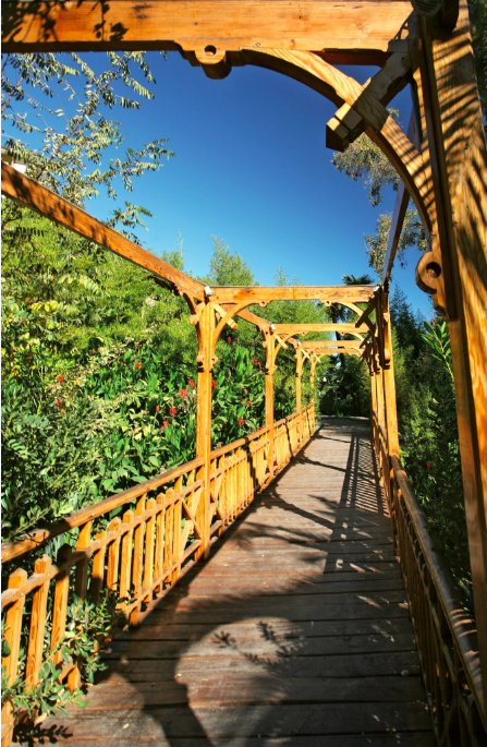 Ambiance très romantique dans les jardins du centre de remise en forme. L’abondance  de l’eau permet d’y entretenir des plantations superbes, qui tranchent avec le décor “western” des environs.
