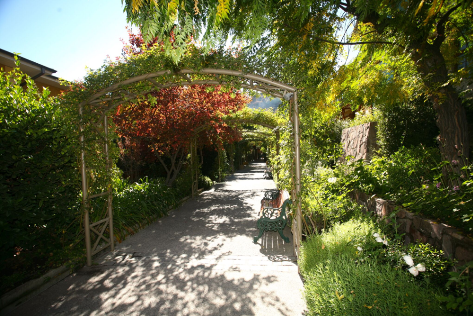 Ambiance très romantique dans les jardins du centre de remise en forme. L’abondance  de l’eau permet d’y entretenir des plantations superbes, qui tranchent avec le décor “western” des environs.