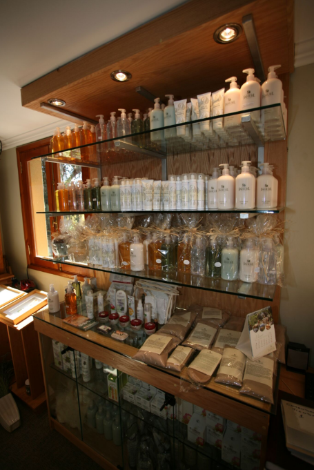 Dans la boutique, produits de beauté, produits bio labellisés Jahuel et autres souvenirs sont, bien entendu, en vente.