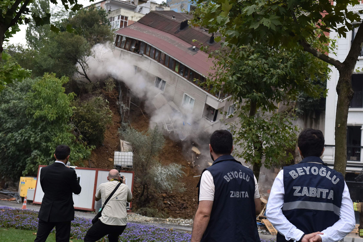 Spectaculaire effondrement d'un immeuble à Istanbul après des pluies
