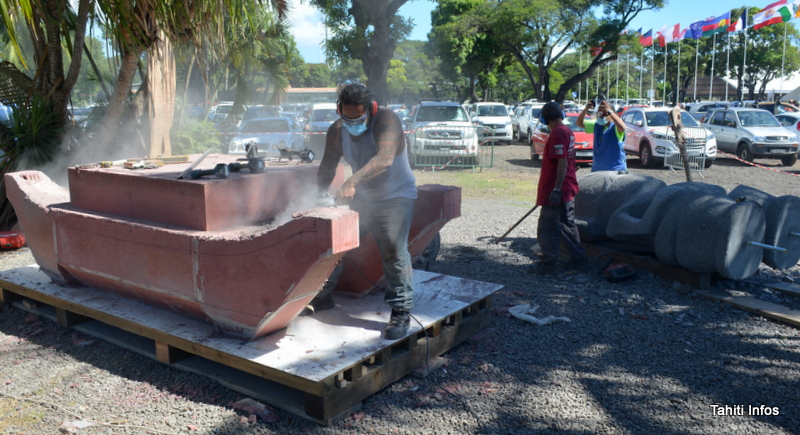 Les artisans de la famille Tamarii sont à l’œuvre sur leur sculpture, espérant pouvoir la terminer avant jeudi. Le tiki à droite sera posé verticalement sur le va'a.