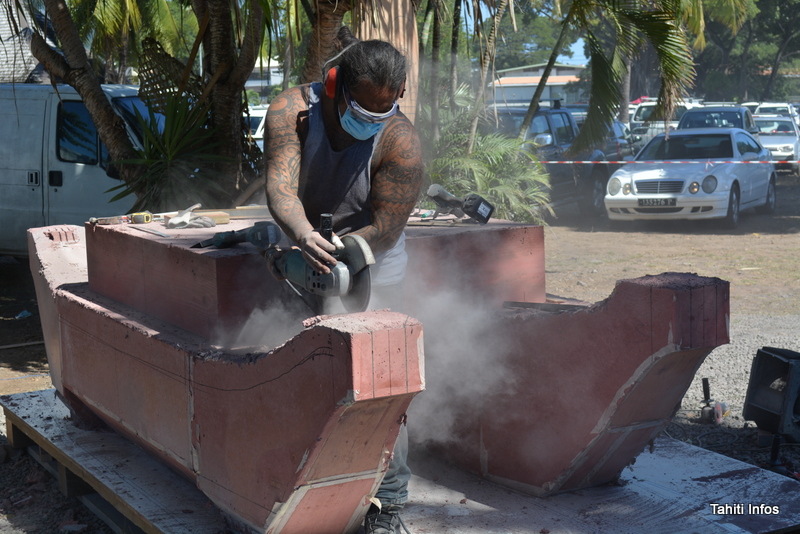 La famille Tamarii sculpte un va'a de pierre grandeur nature