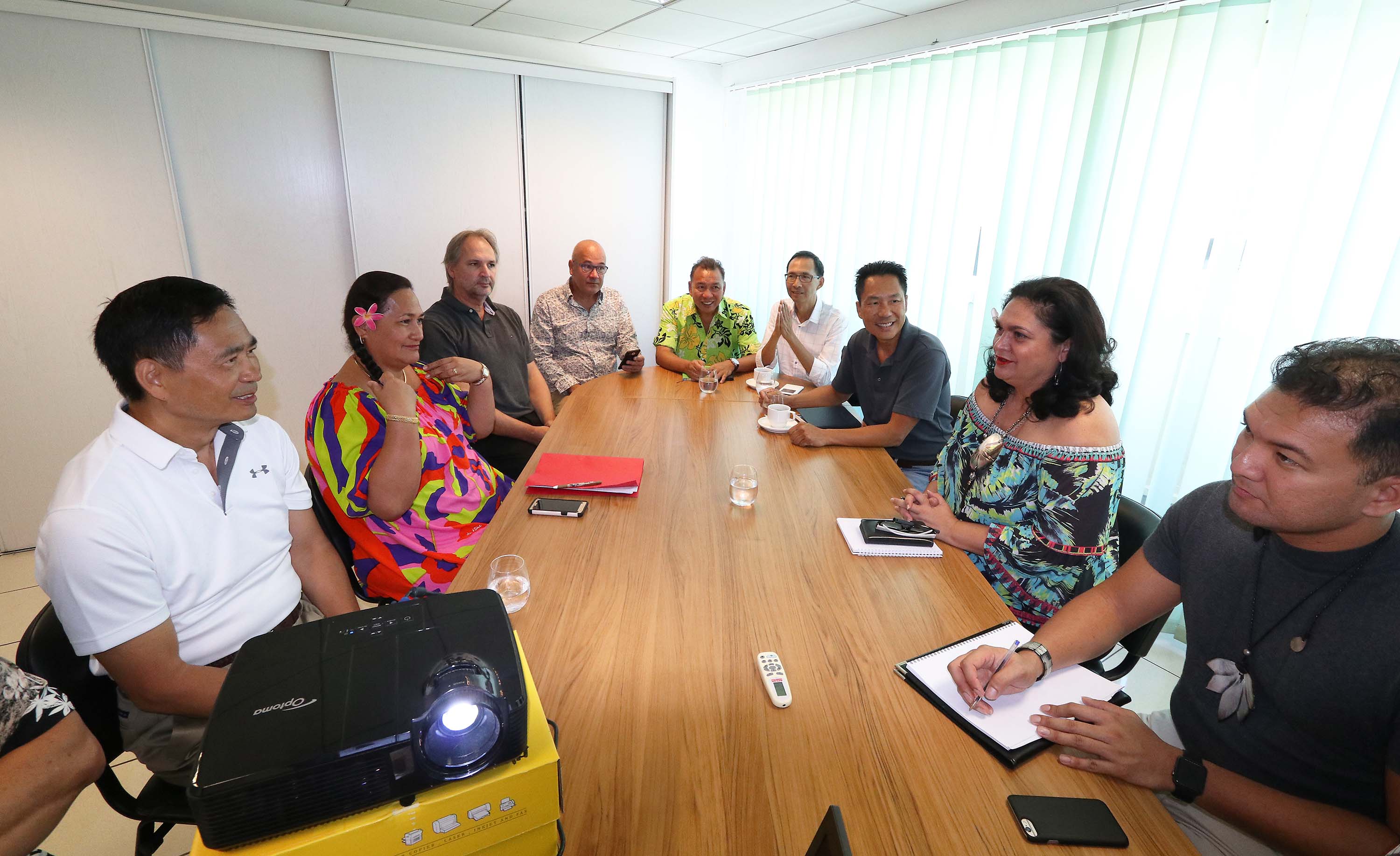 Nicole Bouteau rencontre une délégation du groupe californien Mega 5