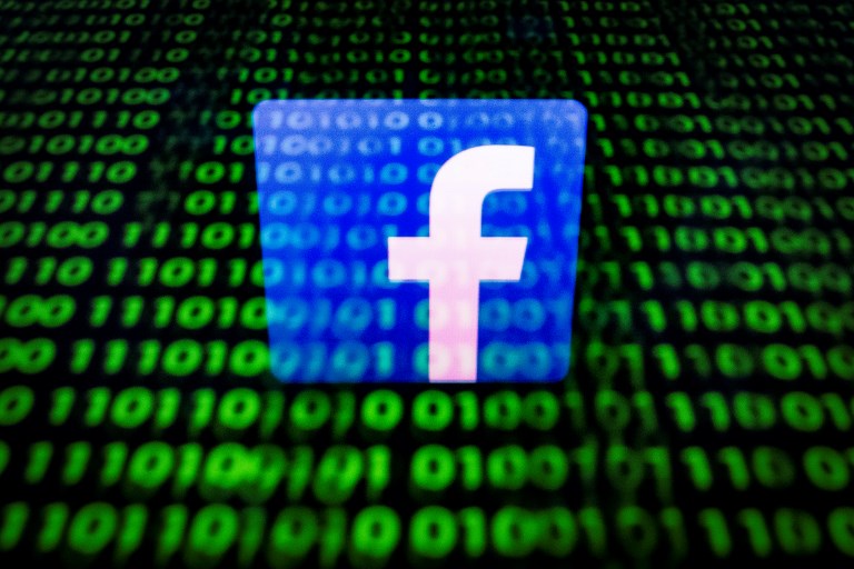 Rattrapé par les scandales, Facebook mord la poussière