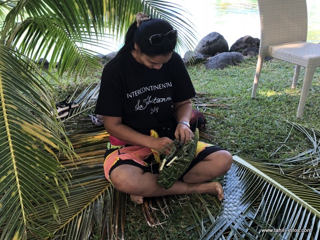Quatre employés de l'établissement se chargent de la décoration.