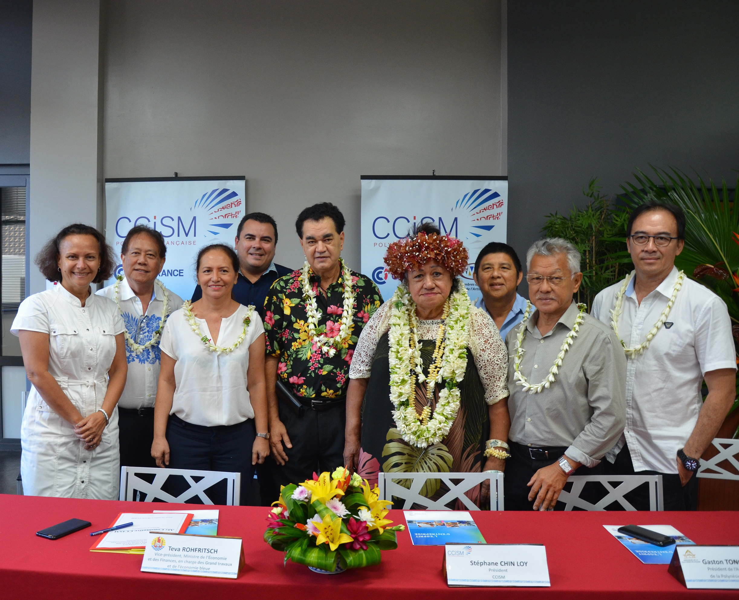 Légende : Christelle Lehartel, Ministre de l'éducation, Clet Wong (1er Vice-président), Poema Tang (Trésorière adjointe), Teva Rohfritsch, Vice-président de la Polynésie française, Stéphane Chin Loy (Président de la CCISM), Fauura Bouteau (élue de la CCISM), Gilbert Chune (Secrétaire), Gaston Tong Sang, président de l'Assemblée de la Polynésie et Alain Gisaud (2ème Vice-président).