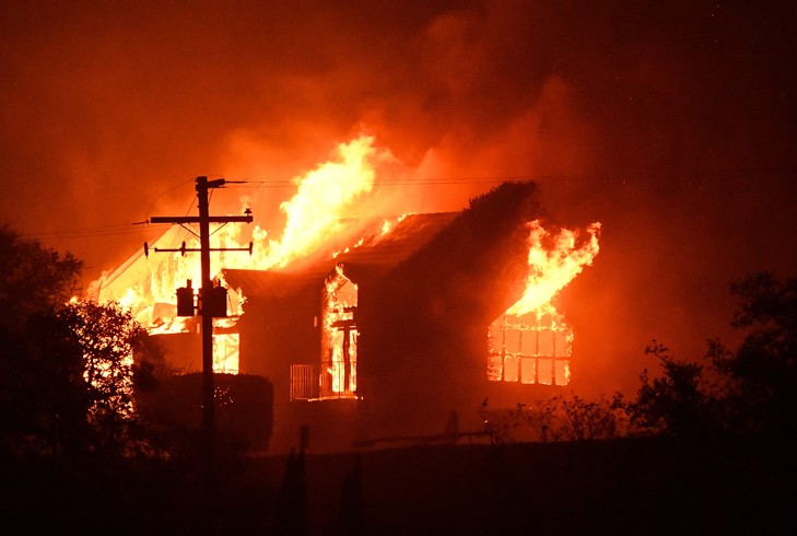 Californie: un feu de forêt tue une personne, provoque des évacuations