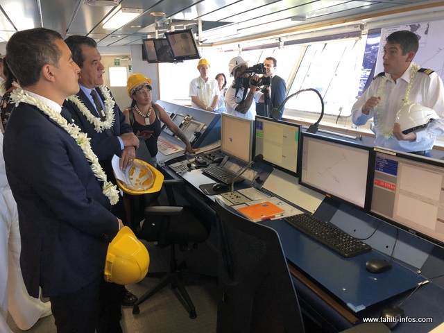 Le ministre de l'action et des comptes publics, Gérald Darmanin a visité le câblier "Île de Batz", samedi matin.